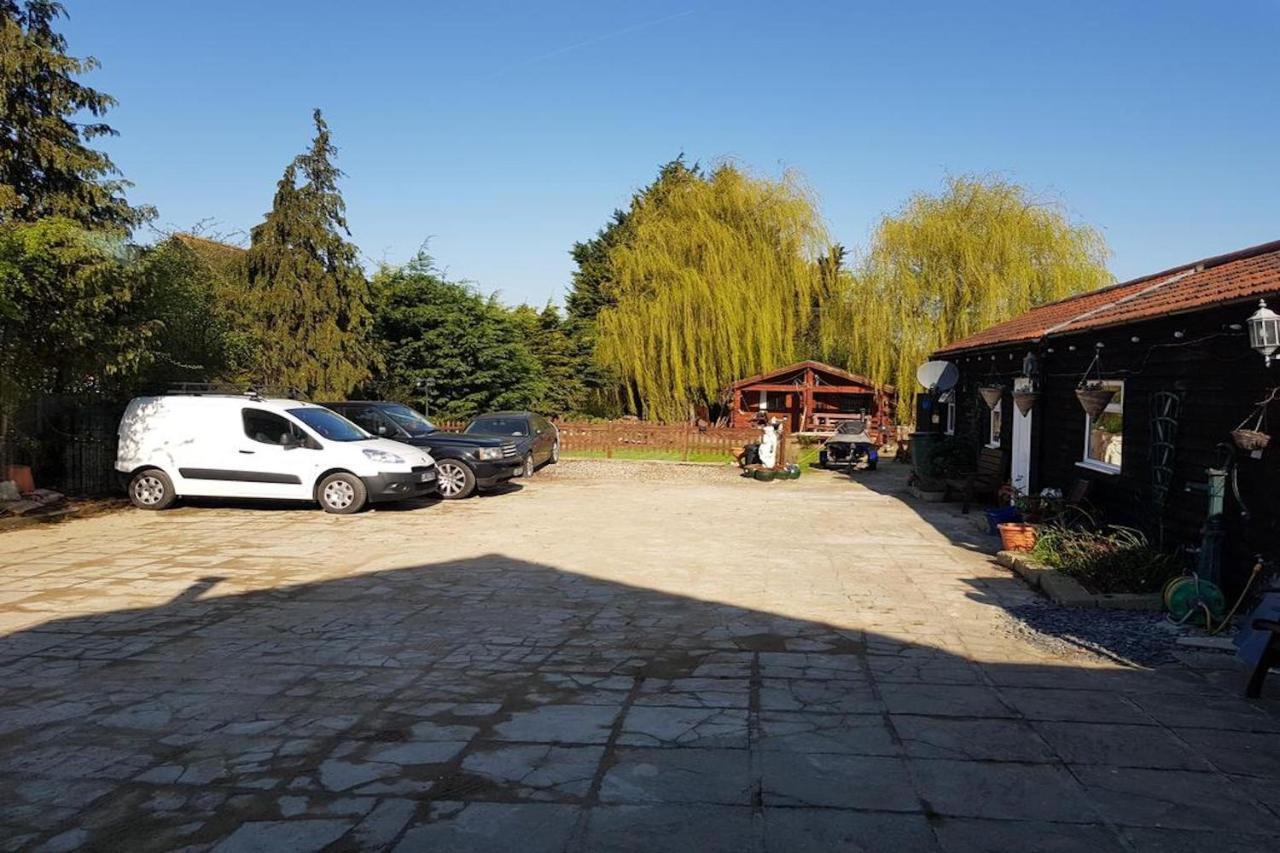 Ottleys Guest House Theydon Bois Exterior foto